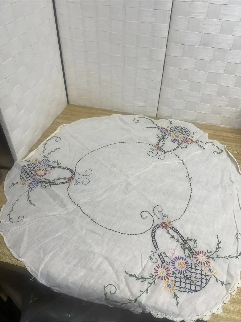 50s Handmade Embroidered Floral Basket Round Linen Tablecloth 34” Diameter
